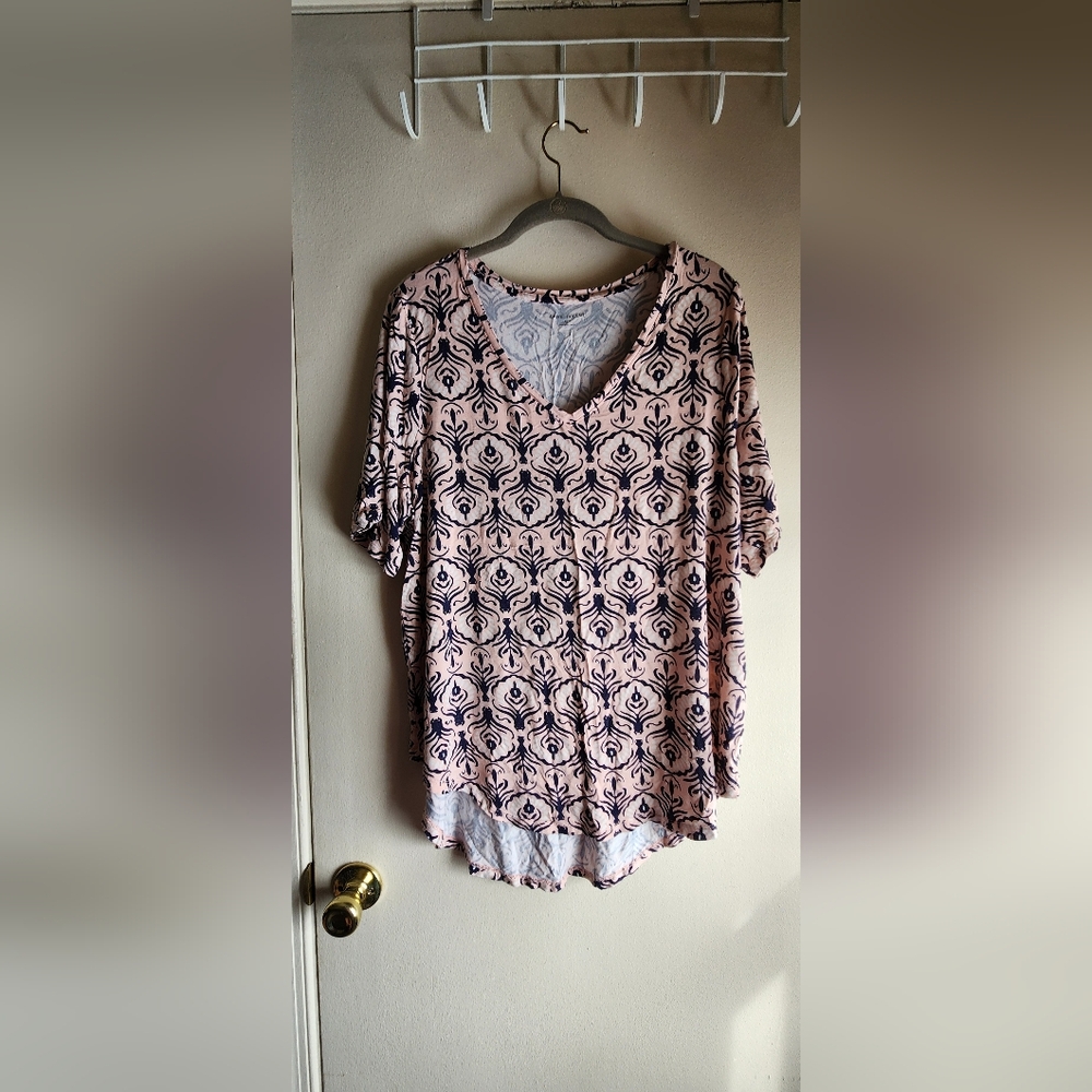 Lane Bryant Size 14/16 Stretchy Soft Vneck Peach & Navy Shirt